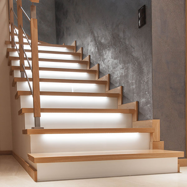 schody drewniane na beton z podstopnicami lacobel i oświetleniem led